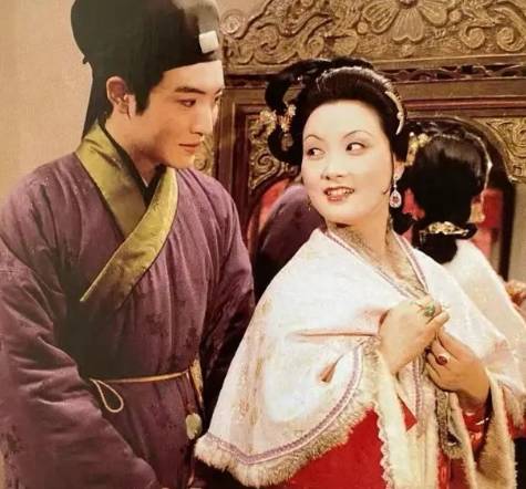 礼教藩篱与权力博弈:贾琏疏离宝钗的深层密码