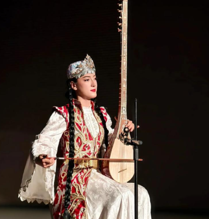 丝路弦鸣：萨塔尔与都塔尔——维吾尔族乐器的双璧之辨